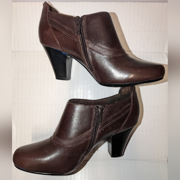 Clarks Bendables Bootie Womens 5.5M Brown Leather Side Button 3" Heel Shootie - Picture 2 of 7
